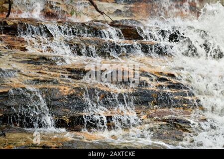 Wasser fließt über ein Schelfeis in der Nähe Von Weeping Rock bei Wentworth Falls Stockfoto