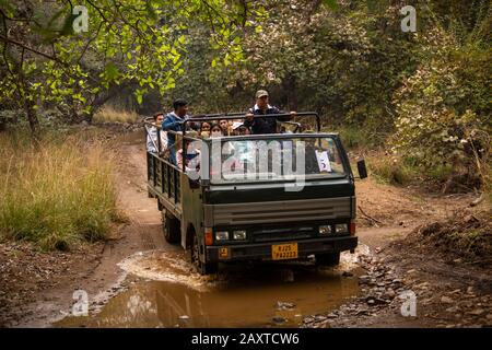 Indien, Rajasthan, Ranthambhore, Nationalpark, Zone 2, Canter Truck voller indischer Touristen auf der Nachmittagssafari Stockfoto