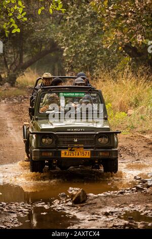 Indien, Rajasthan, Ranthambhore, Nationalpark, Zone 2, Maruti Suzuki Zigeunerjeep, der reiche indische Touristen auf Nachmittagssafari mit dem Auto durch den Sre führt Stockfoto