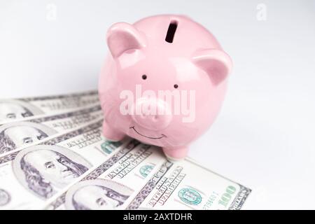 Piggy Bank mit 100-Dollar-Scheinen in den USA Stockfoto