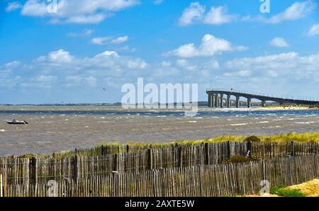 Schöne Sandstrände am atlantik auf der Insel RE und Brücke, in Frankreich Stockfoto