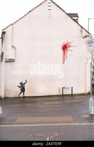 Bristol, Großbritannien, 13. Februar 2020. Ein Stück Valentine's Day inspirierte die Straßenkunst, die als neues Banksy-Werk in Barton Hill, Bristol, Großbritannien gerüchteweise wurde. Credit: Adam Gasson/Alamy Live News Stockfoto