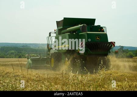 Weizenernte in der Nähe von Duras, Lot-et-Garonne, Frankreich mit einem John Deere T670 Hillmaster Mähdrescher. Stockfoto