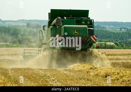 Weizenernte in der Nähe von Duras, Lot-et-Garonne, Frankreich mit einem John Deere T670 Hillmaster Mähdrescher. Stockfoto