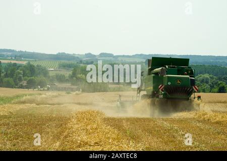 Weizenernte in der Nähe von Duras, Lot-et-Garonne, Frankreich mit einem John Deere T670 Hillmaster Mähdrescher. Stockfoto