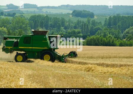 Weizenernte in der Nähe von Duras, Lot-et-Garonne, Frankreich mit einem John Deere T670 Hillmaster Mähdrescher. Stockfoto