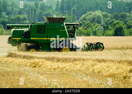 Weizenernte in der Nähe von Duras, Lot-et-Garonne, Frankreich mit einem John Deere T670 Hillmaster Mähdrescher. Stockfoto