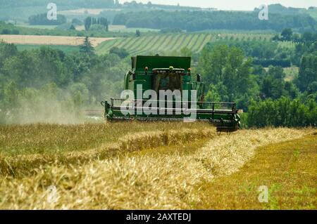 Weizenernte in der Nähe von Duras, Lot-et-Garonne, Frankreich mit einem John Deere T670 Hillmaster Mähdrescher. Stockfoto