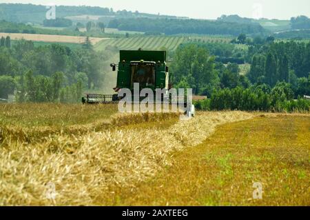 Weizenernte in der Nähe von Duras, Lot-et-Garonne, Frankreich mit einem John Deere T670 Hillmaster Mähdrescher. Stockfoto