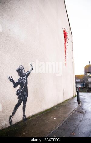 Bristol, Großbritannien, 13. Februar 2020. Ein Stück Valentine's Day inspirierte die Straßenkunst, die als neues Banksy-Werk in Barton Hill, Bristol, Großbritannien gerüchteweise wurde. Credit: Adam Gasson/Alamy Live News Stockfoto