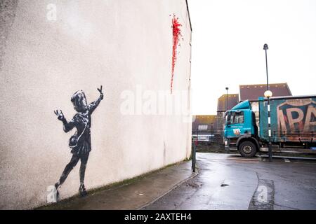 Bristol, Großbritannien, 13. Februar 2020. Ein Stück Valentine's Day inspirierte die Straßenkunst, die als neues Banksy-Werk in Barton Hill, Bristol, Großbritannien gerüchteweise wurde. Credit: Adam Gasson/Alamy Live News Stockfoto