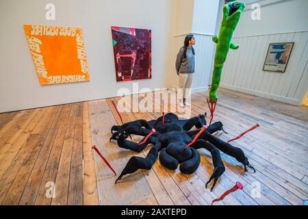 London, Großbritannien. Februar 2020. 8 Beine, 2 Fangen, Eine Haltung, 2019 und Blase Trap, 2020 beide von Millie Layton - Prämien Interim Exhibition, eine Ausstellung neuer Arbeiten des frischesten künstlerischen Talents Großbritanniens, die Schüler des zweiten Jahres in den Royal Academy Schools, Im Weston Studio und In Der McAulay Gallery an der Royal Academy of Arts Credit: Guy Bell/Alamy Live News Stockfoto
