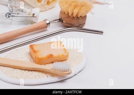 Umweltfreundliche Bambuszahnbürste, Metallstroh und andere Null-Abfall-Werkzeuge Stockfoto