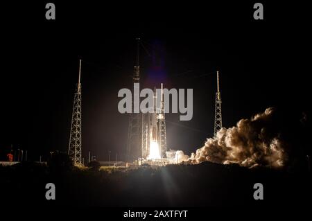 Cape CANAVERAL, USA - 9. Februar 2020 - Die United Launch Alliance Atlas V Rakete, die den Solar Orbiter trägt, hebt den Space Launch Complex 41 am Kap Ca ab Stockfoto