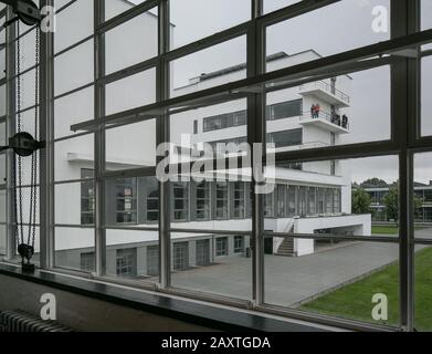Dessau, Bauhaus Walter Gropius 1925-26, Blick aus dem Werkstattzeugel zum Prellerhaus, Jahr-Fenster von Aula und Kantine Stockfoto