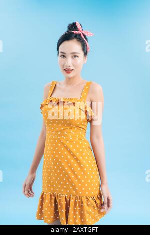 Asiatische Modell im Retro und Vintage fashion concept Shooting posieren. Copyspace Bereich für Werbeslogan oder Sms. Stockfoto