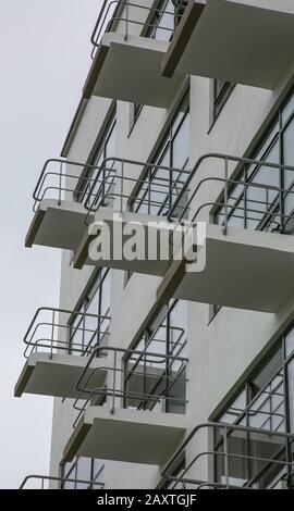 Dessau, Bauhaus, Prellerhaus 1925-26 von Walter Gropius, Balkone der Ostfassade, Schrägsicht von unten Stockfoto