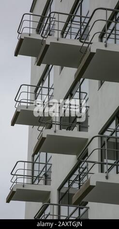 Dessau, Bauhaus, Prellerhaus 1925-26 von Walter Gropius, Balkone der Ostfassade, Schrägsicht von unten Stockfoto