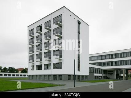 Dessau, Bauhaus, Prellerhaus 1925-26 von Walter Gropiu, s Ansicht von Nordosten, rechts die Brücke Stockfoto