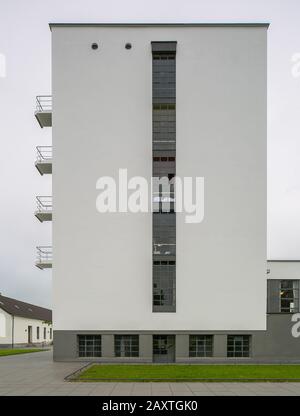 Dessau, Bauhaus, Prellerhaus 1925-26 von Walter Gropius, Balkone Seitenansicht Stockfoto