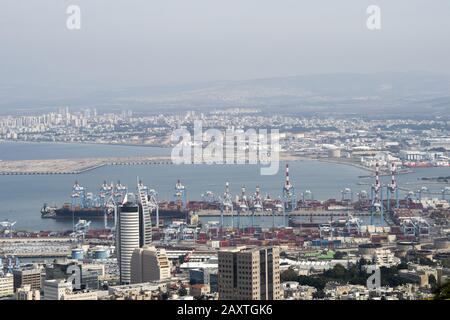 Hajfa, Israel - Blick aus der Ferne auf moderne Gebäude und Hafen Stockfoto