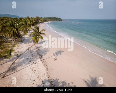 Hat Thun Wua Laen Strand in Chumphon Gebiet Thailand, Drohnenblick von oben am Strand mit weißem Sand und Palmen, Paar zu Fuß auf dem Weiß Stockfoto