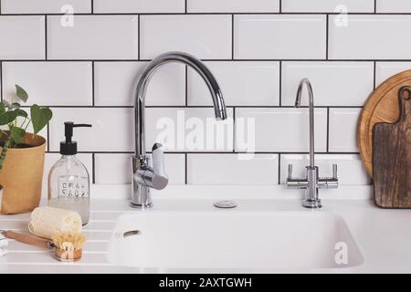 Moderne, minimalste Küche mit schmackfreien Speisen und Geschirr. Stockfoto