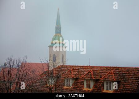 Turmspitze der Kathedrale Saint-Martin in Bratislava Stockfoto