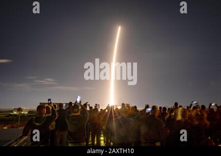 Cape CANAVERAL, USA - 9. Februar 2020 - Die Arbeiter sehen vom Atlas Space Operations Center aus als die United Launch Alliance Atlas V Rakete, die den Sol trägt Stockfoto