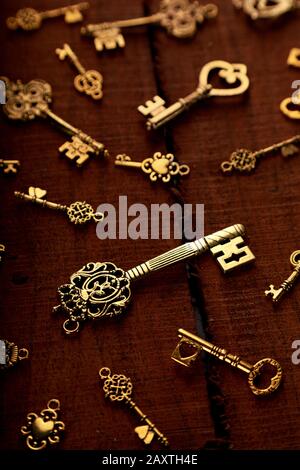 Gruppe der goldenen Antiken Schlüssel auf altem Holzhintergrund Stockfoto