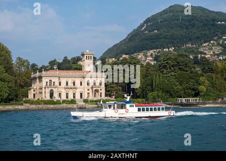 Italien, Lombardei, Comer See: Fähre vor der Villa Erba Stockfoto