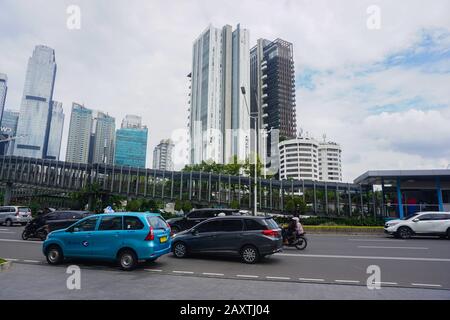 Jakarta, INDONESIEN - 8. Februar 2020: Hoher Verkehrsfluss an der Sudirman Business District Street in Süd-Jakarta, Indonesien Stockfoto