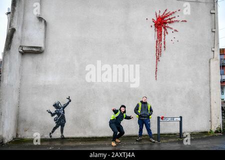 Ein neues Kunstwerk an der Seite eines Hauses an der Marsh Lane, Barton Hill, Bristol, das von dem Straßenkünstler Banksy vermutet wird. Die schwarz-weiße Schablone eines Mädchens mit Katapult und Lack aus Rosen und Plastikblumen ist im Stil von Banksy, muss aber noch als Werk des Künstlers bestätigt werden. PA Foto. Bilddatum: Donnerstag, 13. Februar 2020. Der Lichtbildkredit sollte lauten: Ben Birchall/PA Wire Stockfoto