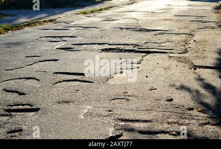 Große Gruben auf der Straße von Asphalt-Fahrbahn Stockfoto