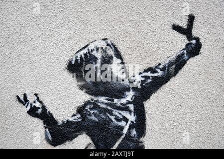 Ein neues Kunstwerk an der Seite eines Hauses an der Marsh Lane, Barton Hill, Bristol, das von dem Straßenkünstler Banksy vermutet wird. Die schwarz-weiße Schablone eines Mädchens mit Katapult und Lack aus Rosen und Plastikblumen ist im Stil von Banksy, muss aber noch als Werk des Künstlers bestätigt werden. PA Foto. Bilddatum: Donnerstag, 13. Februar 2020. Der Lichtbildkredit sollte lauten: Ben Birchall/PA Wire Stockfoto