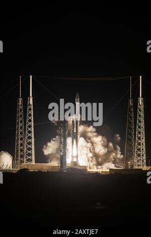 Cape CANAVERAL, USA - 9. Februar 2020 - Die United Launch Alliance Atlas V Rakete, die den Solar Orbiter trägt, hebt den Space Launch Complex 41 am Kap Ca ab Stockfoto