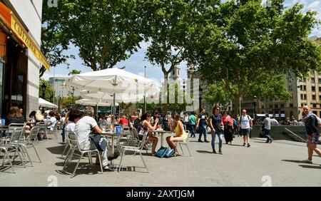 Barcelona, SPANIEN - 22. MAI 2017: Ambiente auf der Terrasse des Cafe Zürich, neben der Placa de Catalunya in Barcelona, Spanien. Dieses beliebte Café wurde eröffnet Stockfoto