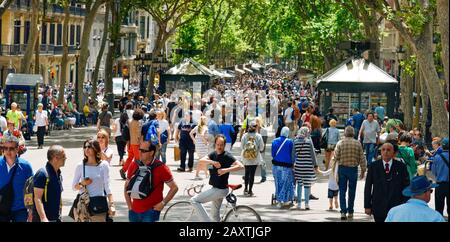 Barcelona, SPANIEN - 22. MAI 2017: Menschen, die am oberen Abschnitt der La Rambla in Barcelona, Spanien, spazieren gehen. Tausende von Menschen gehen täglich von diesem beliebten Stockfoto