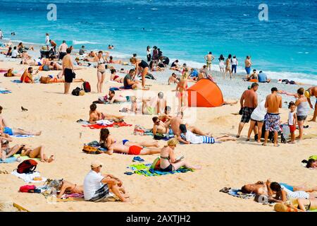 Nizza, Frankreich - Juni 4, 2017: die Menschen beim Sonnenbaden am Strand in Nizza an der französischen Riviera, Frankreich, in der Nähe der Promenade des Anglais, dem berühmten seaf Stockfoto