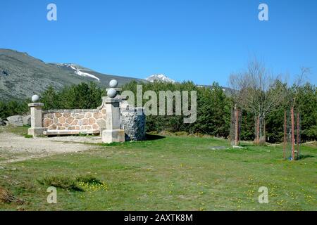 Madrider Berge mit Schnee im Mai und Quelle Stockfoto