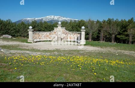 Madrider Berge mit Schnee im Mai und Quelle Stockfoto