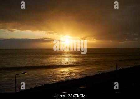 Sonnenuntergang an der Küste in der Abenddämmerung, das Madeiran-Dorf Joadim Do Mar (wörtlich 'Garten des Meeres') im Westen Madeiras, Portugal, EU Stockfoto