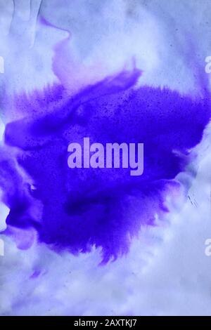 Abstrakte violette Farbflecken mit Streifen auf weißem nassem Papier Stockfoto