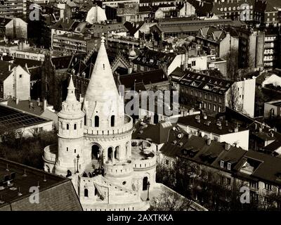 Luftaufnahme der Budapester Dächer vom Turm der Matthias Kirche im Burgviertel, weißer Steinturm am Rand des Burghügels. Stockfoto