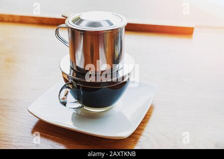 Kaffeezubereitung im vietnamesischen Stil auf Holztisch Stockfoto