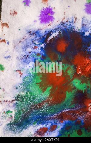 Tropfen mit Streifen unterschiedlicher Farbfarbe werden gemischt Stockfoto