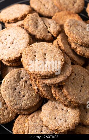 Gesundes Lebensmittelkonzept frisch gebackener Hausgemachter organischer Verdauungsoat und Weizenbran Plätzchen mit Kopierraum Stockfoto