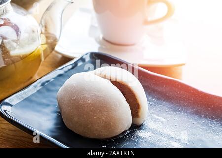 Traditionelles japanisches Dessert Mochi auf dem Teller Stockfoto