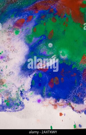 Tropfen mit Streifen unterschiedlicher Farbfarbe werden gemischt und absorbiert. Abstrakte Farbflecken auf weißem Papier Stockfoto