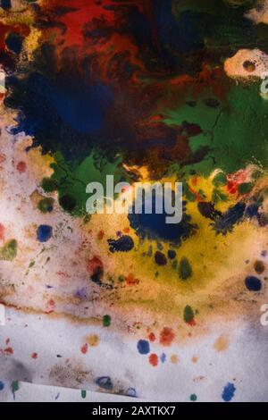 Tropfen mit Streifen unterschiedlicher Farbfarbe werden gemischt und absorbiert. Abstrakte Farbflecken auf weißem Papier Stockfoto